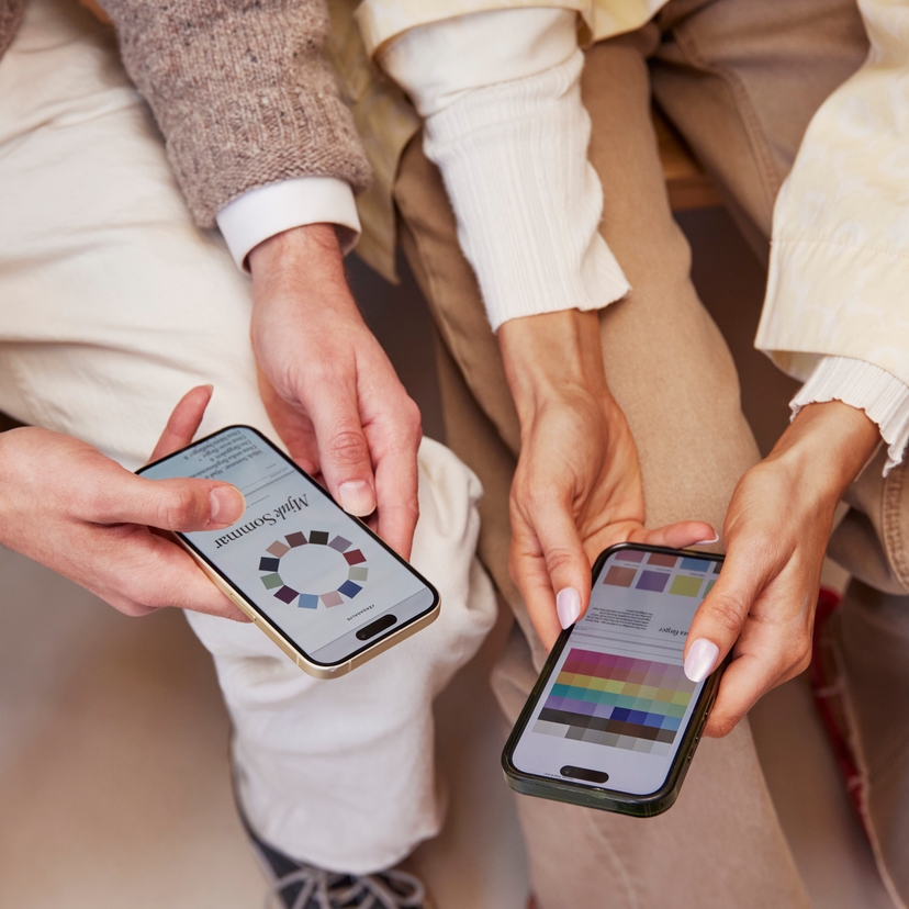 To personer som glatt sammenligner sine fargepaletter etter en duo-analyse